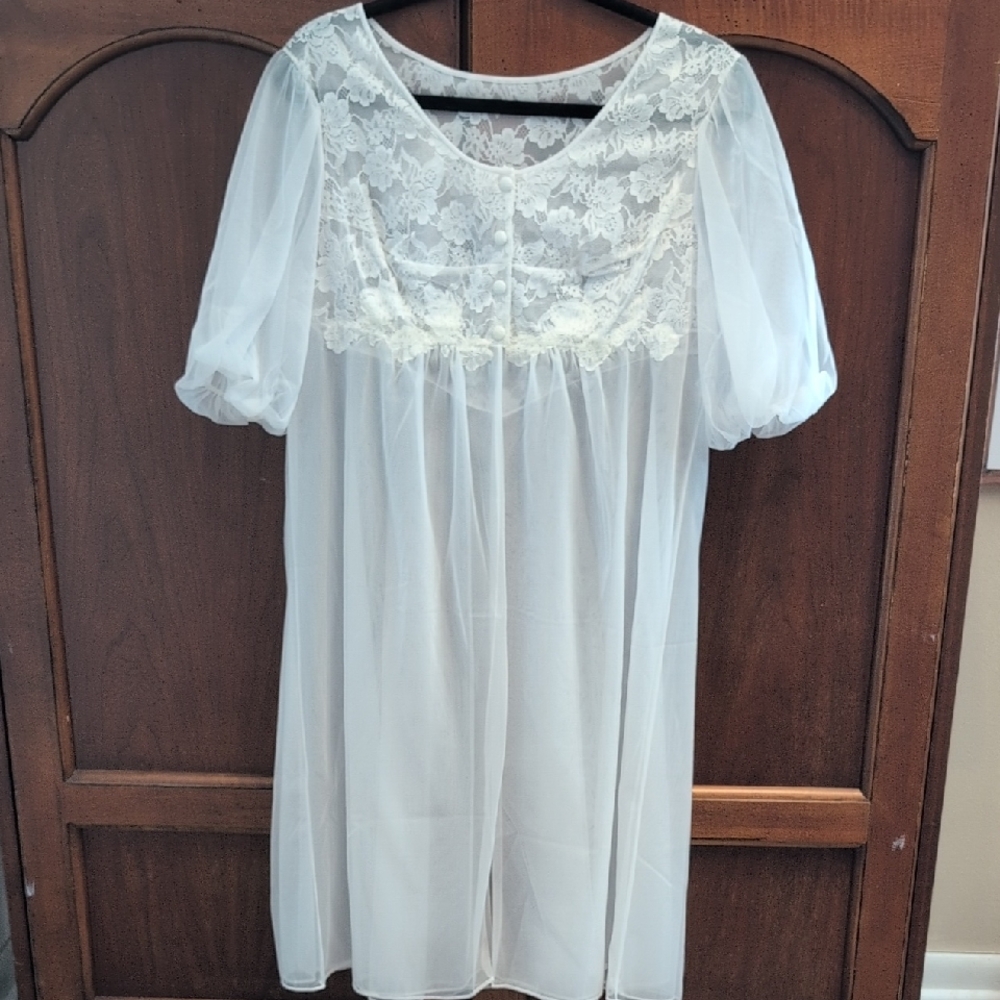 Vanity Fair Vintage White Lace Robe